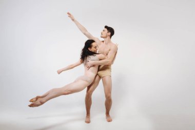 Güçlü genç bale dansçıları gerçekleştirme