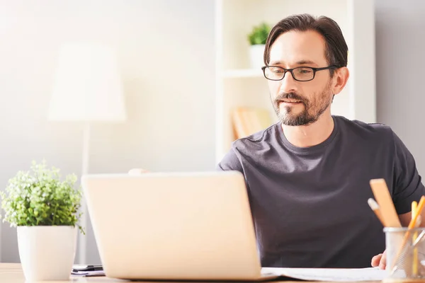 Uomo di lavoro sul computer portatile — Foto Stock