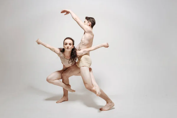 Inventieve jonge dansers het uitvoeren van — Stockfoto