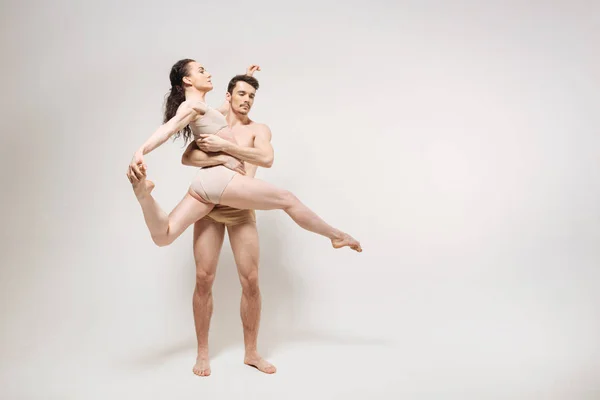 Jóvenes bailarines de ballet competentes — Foto de Stock