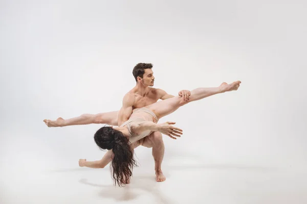 Elegantes jóvenes bailarines de ballet realizando — Foto de Stock