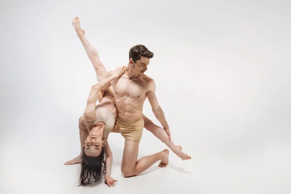 Sculptural young ballet dancers performing — Stock Photo, Image