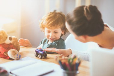 çocuğuyla birlikte oynarken mutlu anne