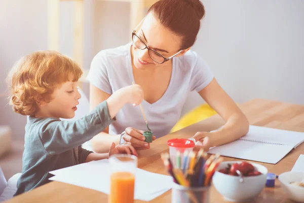 Mãe feliz desenhando junto com seu filho — Fotografia de Stock