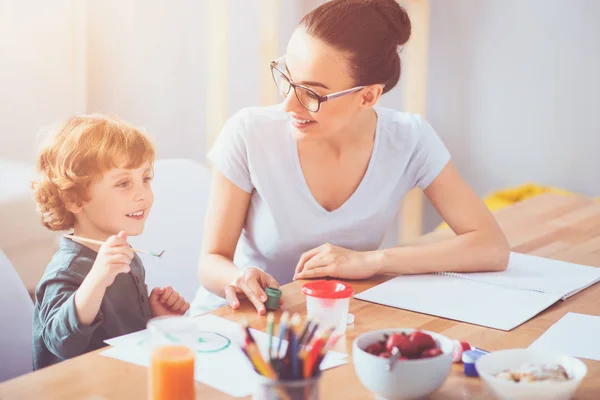 Entzückte Mutter malt mit ihrem kleinen Sohn — Stockfoto