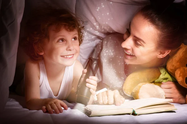 Joven madre leyendo un libro a su adorable hijo —  Fotos de Stock