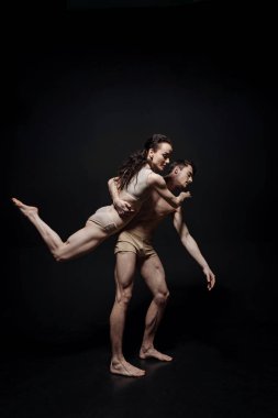 Sevimli genç jimnastikçiler birlikte stüdyoda gerçekleştirme