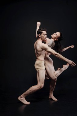 Stüdyoda hareket heyecansız genç dansçılar