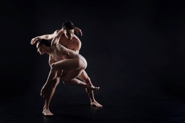 Sanatsal genç jimnastikçiler stüdyoda gerçekleştirme