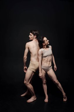 Konsantre çift sanat performans katılan