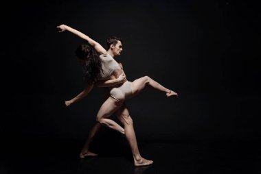 Yaratıcı genç çift alma parçası sanat performansı dans.