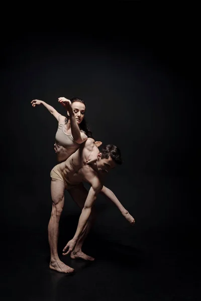Elegantes jóvenes gimnastas bailando juntos en el estudio —  Fotos de Stock