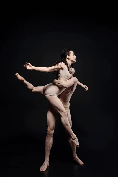 Jóvenes bailarines talentosos actuando en el estudio — Foto de Stock