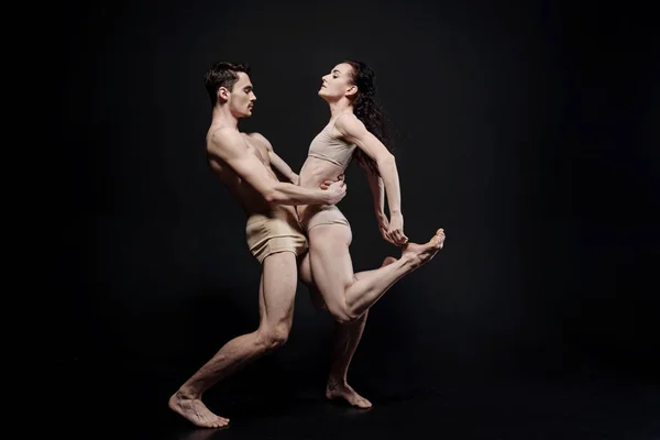 Bailarines desdistraídos actuando en el estudio de color negro — Foto de Stock