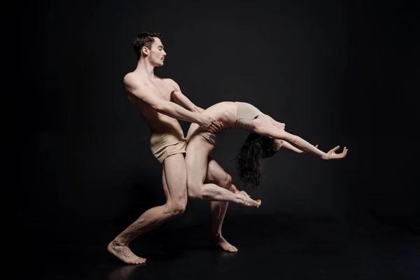 Athletic dancers taking part in the art performance — Stock Photo, Image