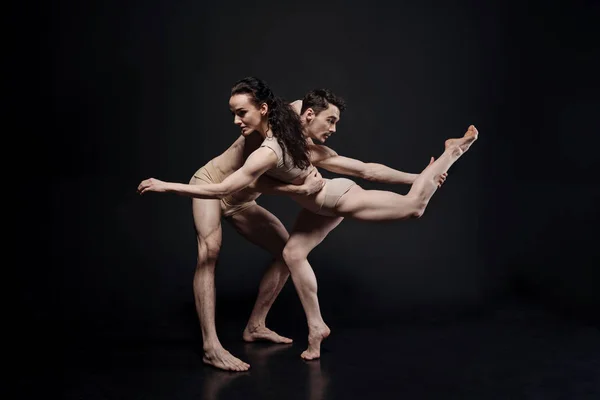 Uzman dansçılar birlikte stüdyoda gerçekleştirme — Stok fotoğraf