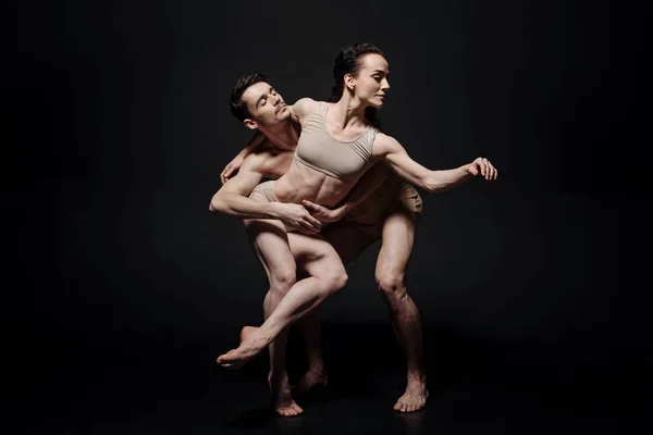 Dançarinos de balé entusiasmados agindo juntos no estúdio — Fotografia de Stock