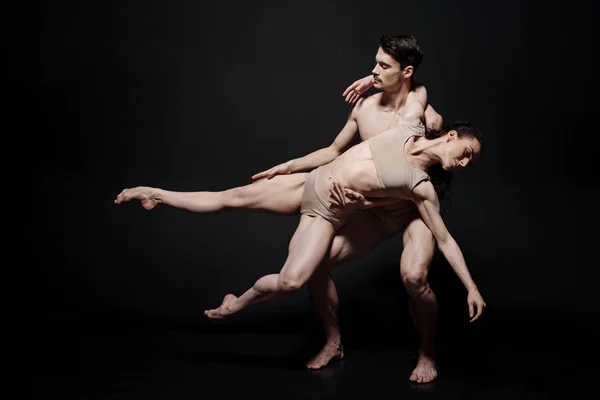 Bailarines de ballet involucrados actuando juntos en el estudio — Foto de Stock