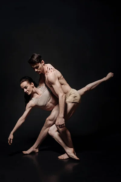 Balet tancerzy w studio — Zdjęcie stockowe