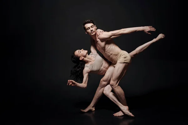 Young involucró a bailarines de ballet actuando en el estudio — Foto de Stock