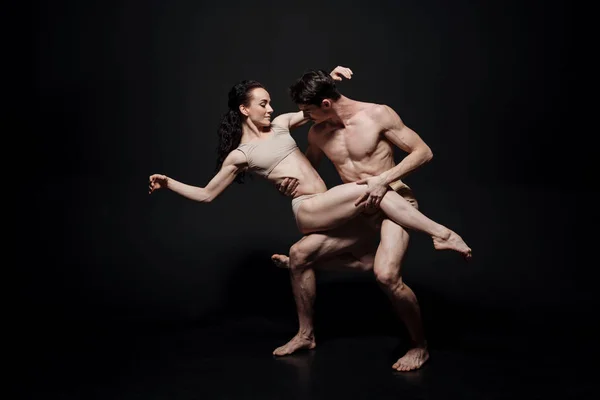 Bailarines de ballet encantados actuando en el estudio — Foto de Stock