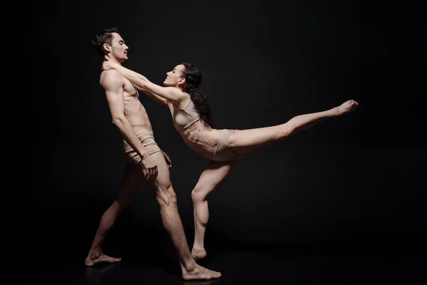 Hermosa joven pareja de baile que participa en la actuación artística — Foto de Stock