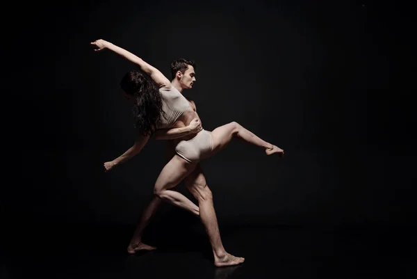 Εφευρετική νέοι χορεύουν ζευγάρι λαμβάνοντας μέρος στις επιδόσεις τέχνη — Φωτογραφία Αρχείου
