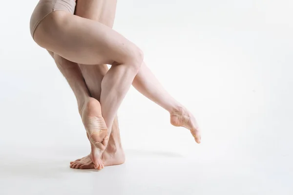 Гибкие ноги танцоров, выступающие в помещении белого цвета — стоковое фото