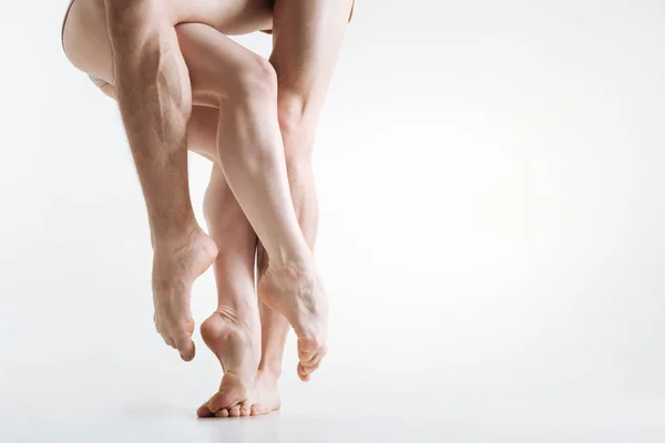 Flexile elegantes bailarines piernas que actúan en la habitación de color blanco —  Fotos de Stock