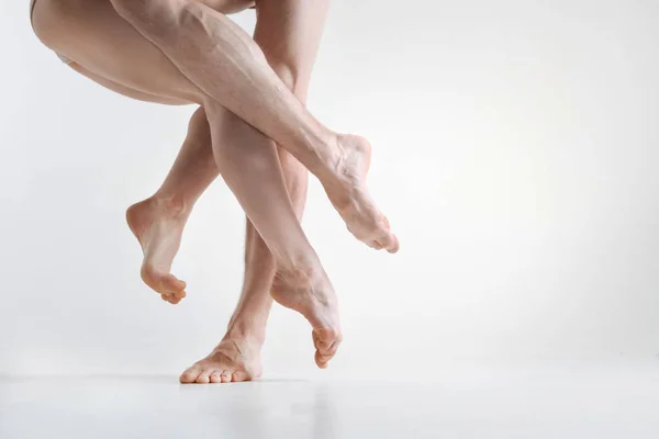 Elegante bailarines magistrales piernas que actúan en la habitación de color blanco —  Fotos de Stock