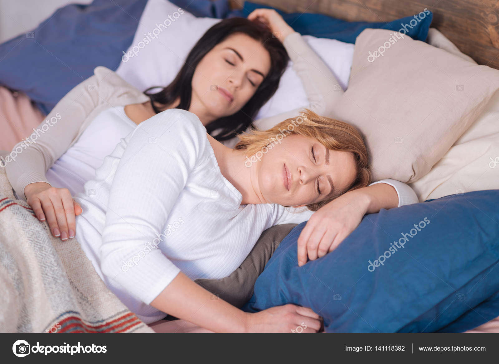 Подружки спят