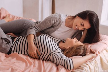 Çarpıcı bayanlar Yatakta sarılma birkaç