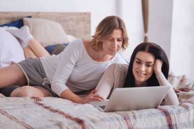 Kendilerini eğlenceli iki rahat kadın