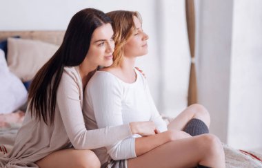 Düşünmek için zaman ayırdığınız iki hayalperest kızlar