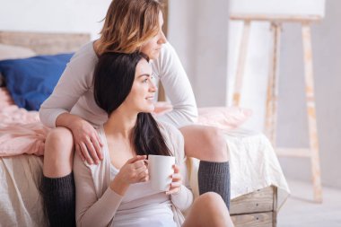 Güneşin doğuşunu izlemek çarpıcı taahhüt Çift