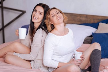 Güzel arkadaşlar onların kahve keyfi