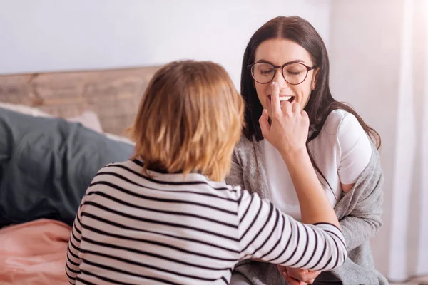 Mujeres bonitas emocionales divirtiéndose juntas — Foto de Stock