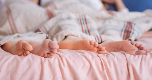 Dos amigos cercanos durmiendo juntos el fin de semana —  Fotos de Stock