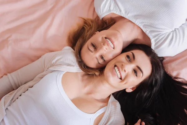 Attraktives Paar tagträumt im Bett — Stockfoto