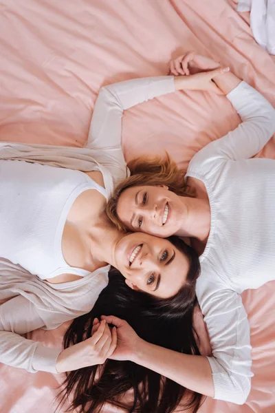 Casal feliz fazendo um photoshoot romântico — Fotografia de Stock