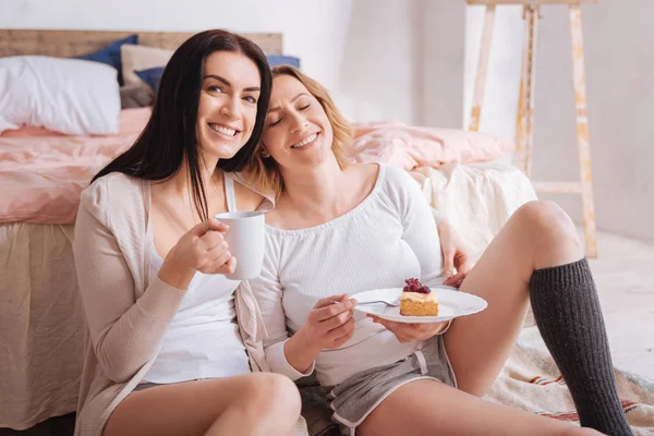 Avslappnad unga damer njuter av utsökt mat — Stockfoto