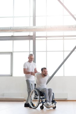 Memnun fizyoterapist sağlık sınıfı sağlayarak