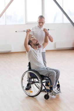 Ciddi pratisyen engelliler spor salonunda öğretim yaş