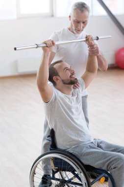 Ustaca pratisyen engelliler spor salonunda eğitim yaşlı