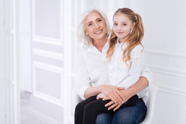 Onun büyükannesi ile dinlenme olumlu küçük kız