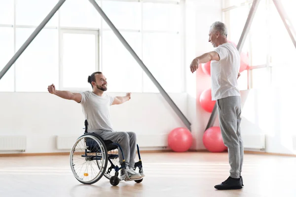 Délicieux jeune handicapé formation des patients avec l'orthopédiste — Photo