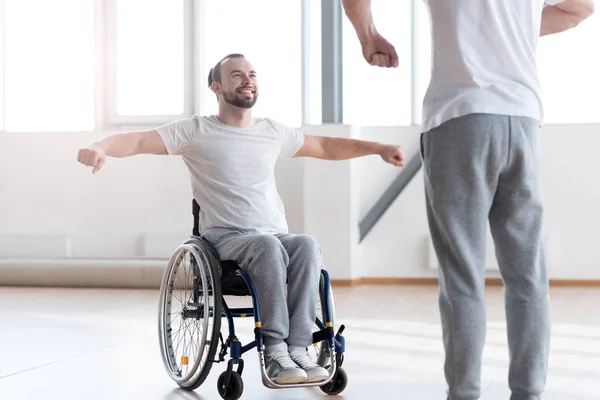 Atención hombre discapacitado entrenamiento en el gimnasio con el ortopedista — Foto de Stock