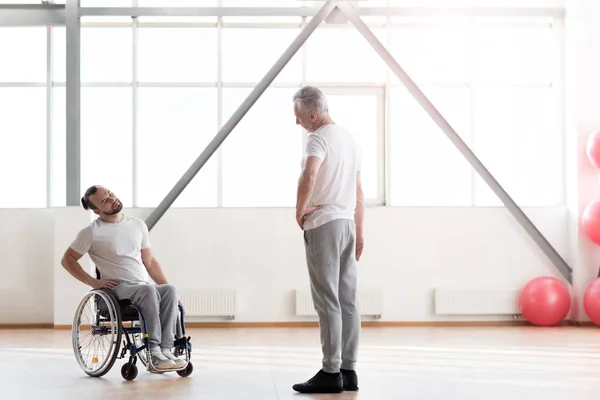 Atención hombre discapacitado entrenamiento en el gimnasio con el ortopedista — Foto de Stock