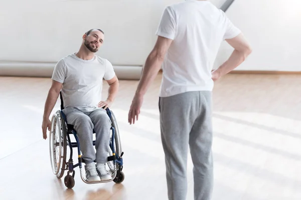 肯定的な障害者の整形外科医とジムで運動 — ストック写真