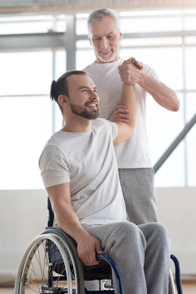 Habilitado ortopedista haciendo ejercicio con discapacitados en el gimnasio — Foto de Stock